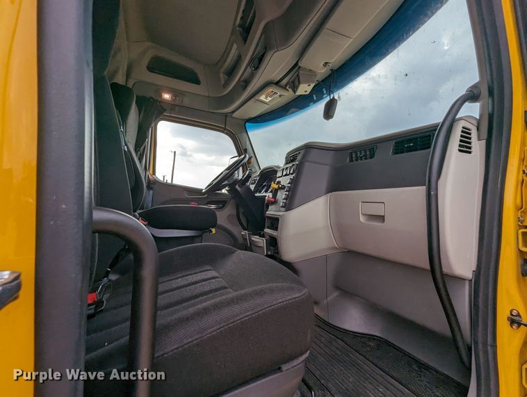 image for item MY9466 2019 Peterbilt 579  semi truck