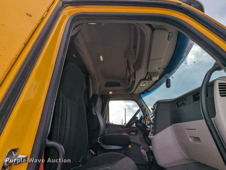 image for item MY9466 2019 Peterbilt 579  semi truck