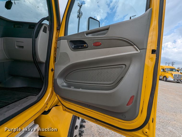 image for item MY9466 2019 Peterbilt 579  semi truck