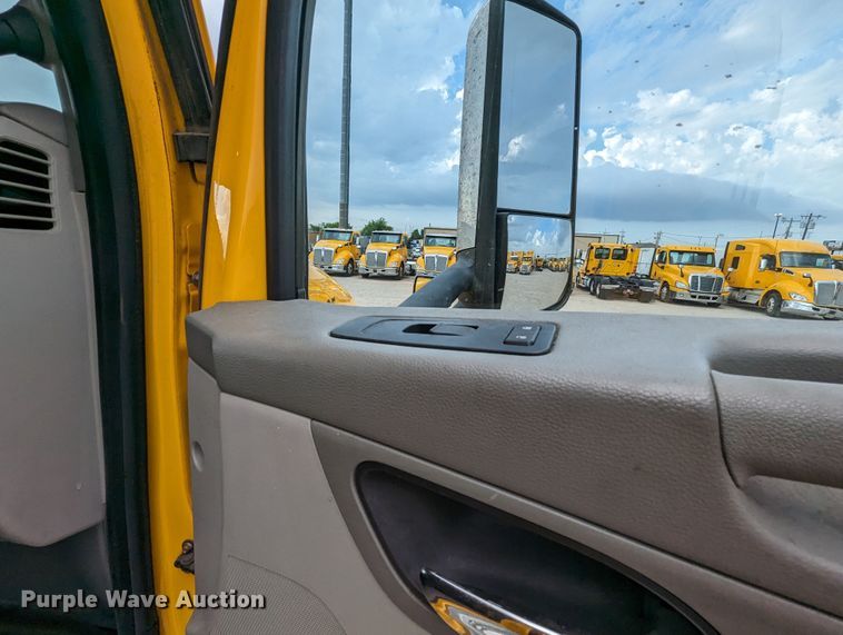 image for item MY9466 2019 Peterbilt 579  semi truck