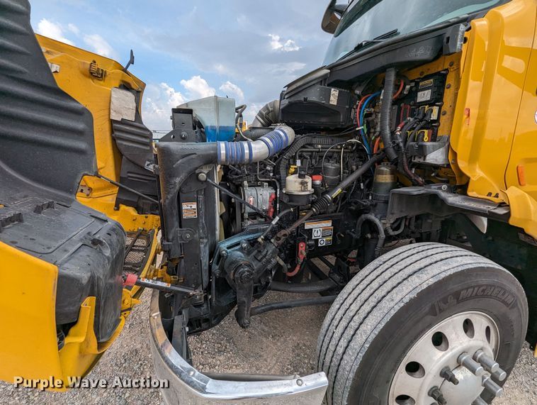 image for item MY9466 2019 Peterbilt 579  semi truck