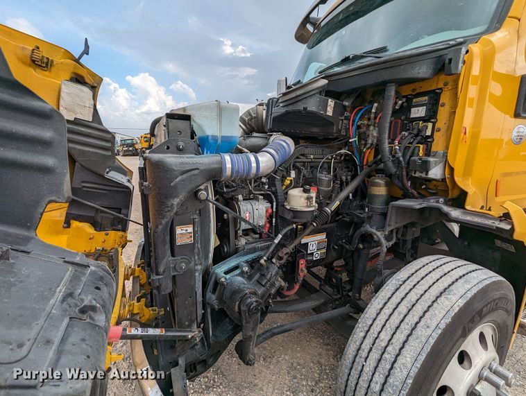 image for item MY9466 2019 Peterbilt 579  semi truck