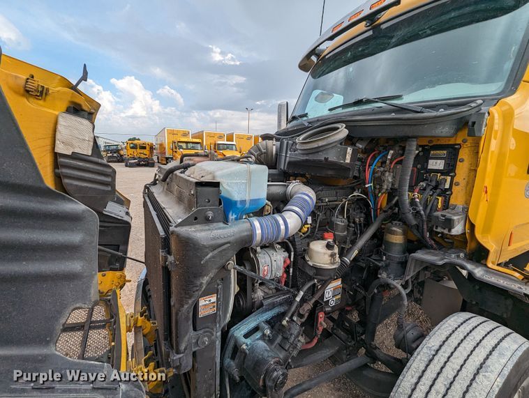 image for item MY9466 2019 Peterbilt 579  semi truck