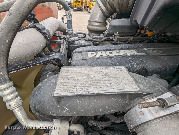 image for item MY9466 2019 Peterbilt 579  semi truck