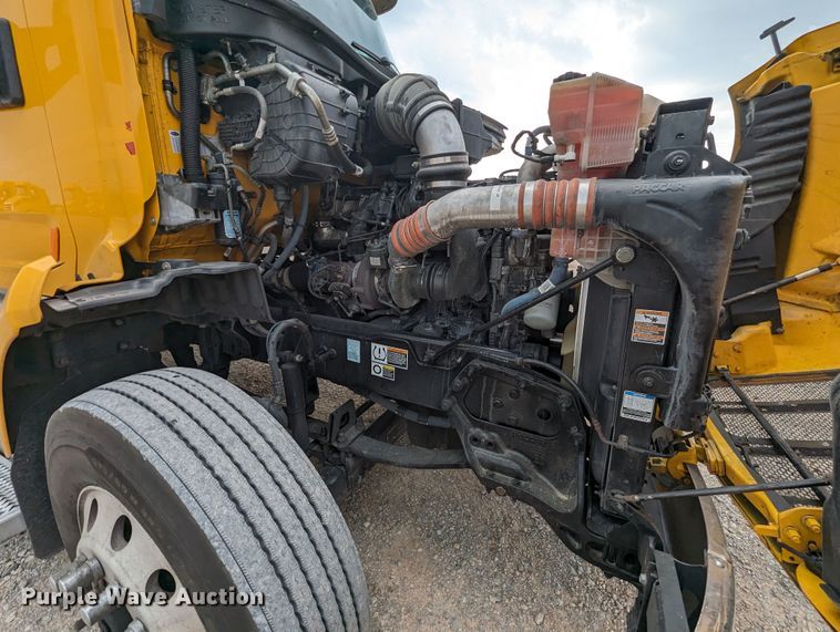 image for item MY9466 2019 Peterbilt 579  semi truck