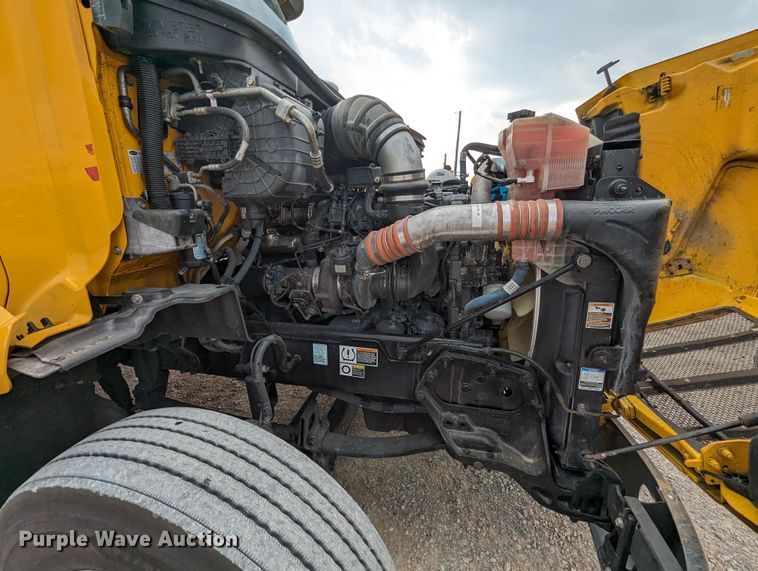 image for item MY9466 2019 Peterbilt 579  semi truck