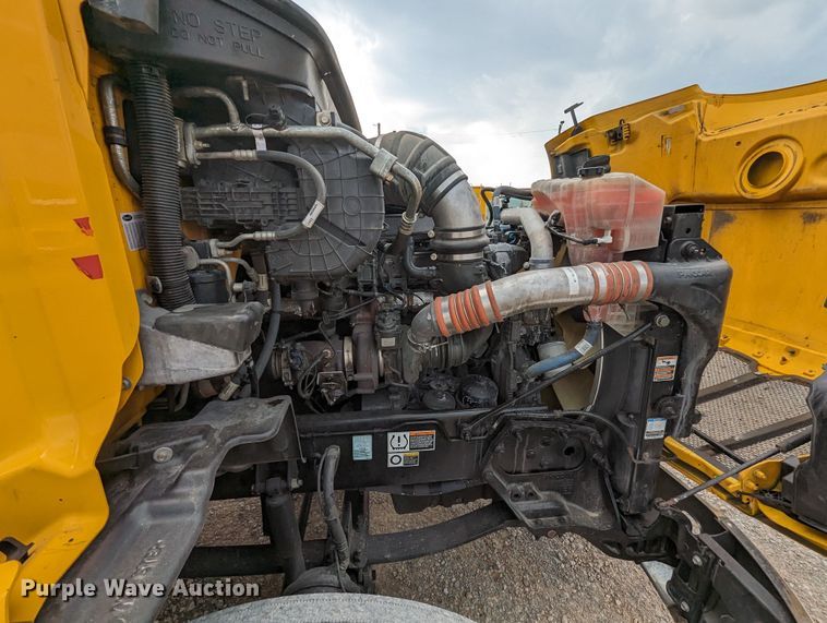 image for item MY9466 2019 Peterbilt 579  semi truck