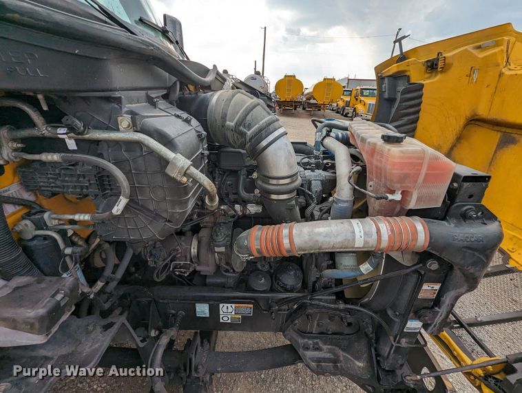 image for item MY9466 2019 Peterbilt 579  semi truck