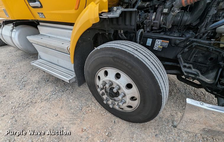 image for item MY9466 2019 Peterbilt 579  semi truck