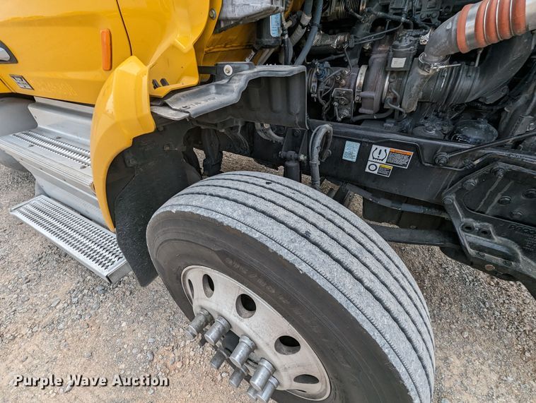 image for item MY9466 2019 Peterbilt 579  semi truck