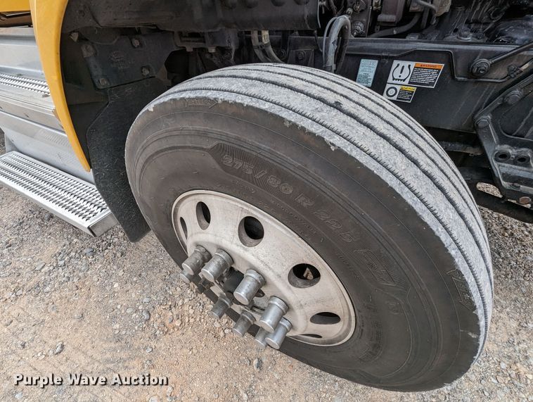 image for item MY9466 2019 Peterbilt 579  semi truck