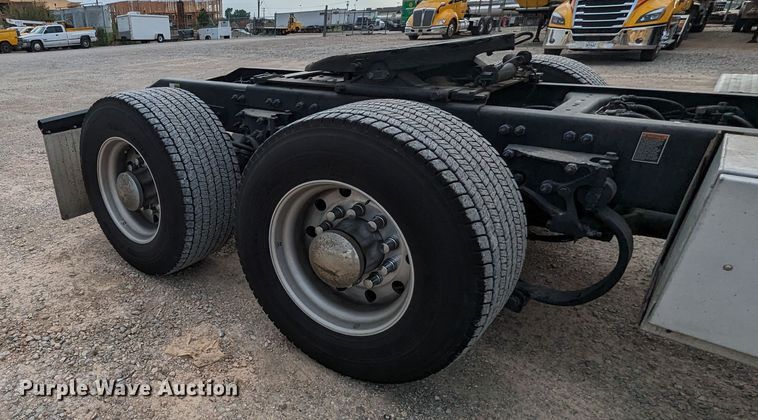 image for item MY9466 2019 Peterbilt 579  semi truck