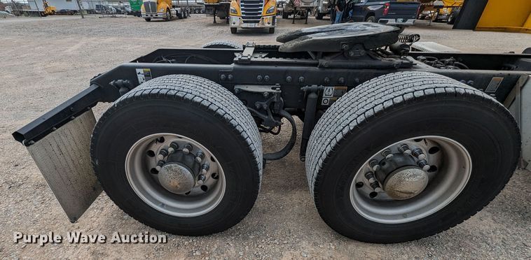 image for item MY9466 2019 Peterbilt 579  semi truck