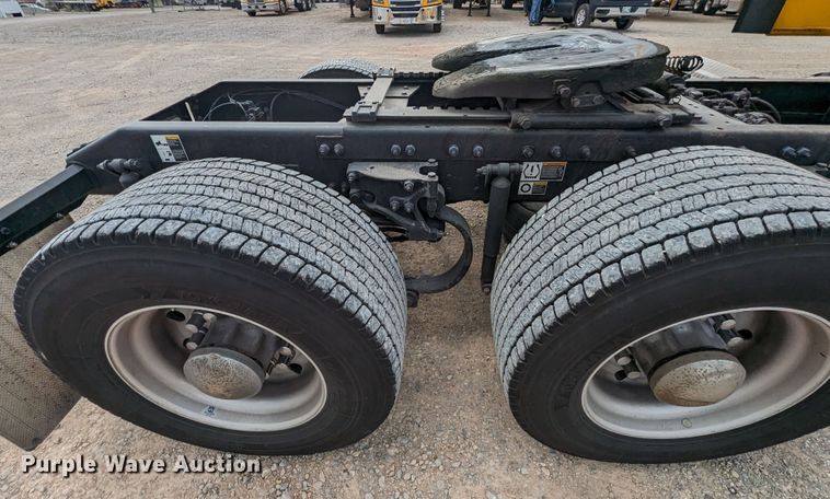 image for item MY9466 2019 Peterbilt 579  semi truck