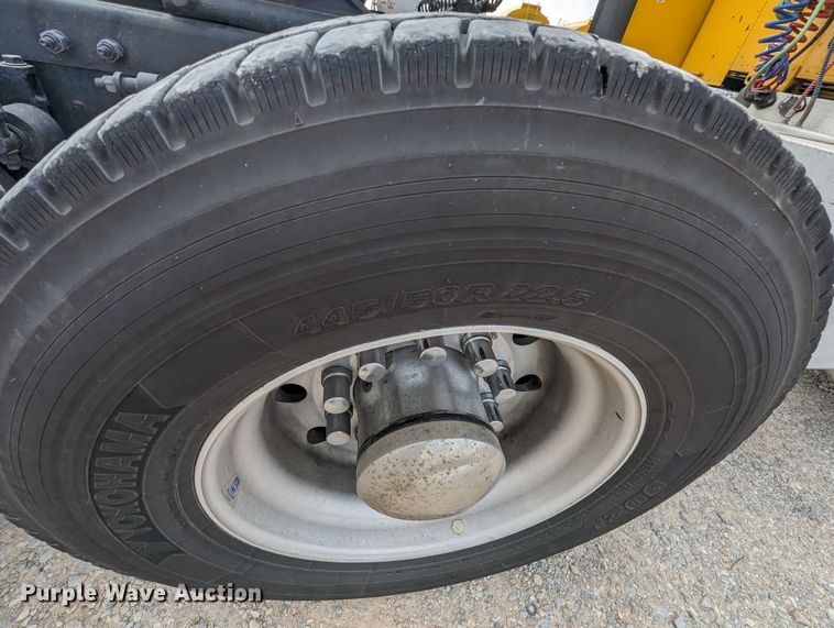 image for item MY9466 2019 Peterbilt 579  semi truck