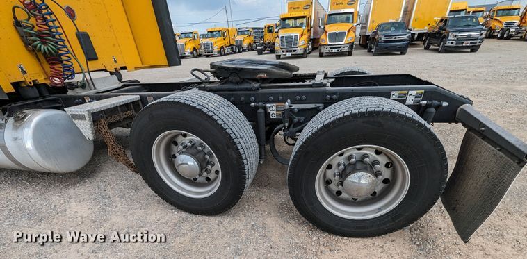 image for item MY9466 2019 Peterbilt 579  semi truck