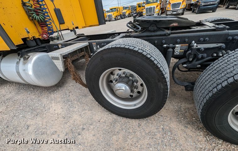 image for item MY9466 2019 Peterbilt 579  semi truck