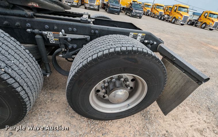 image for item MY9466 2019 Peterbilt 579  semi truck