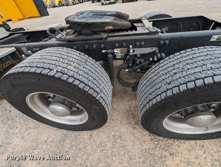 image for item MY9466 2019 Peterbilt 579  semi truck