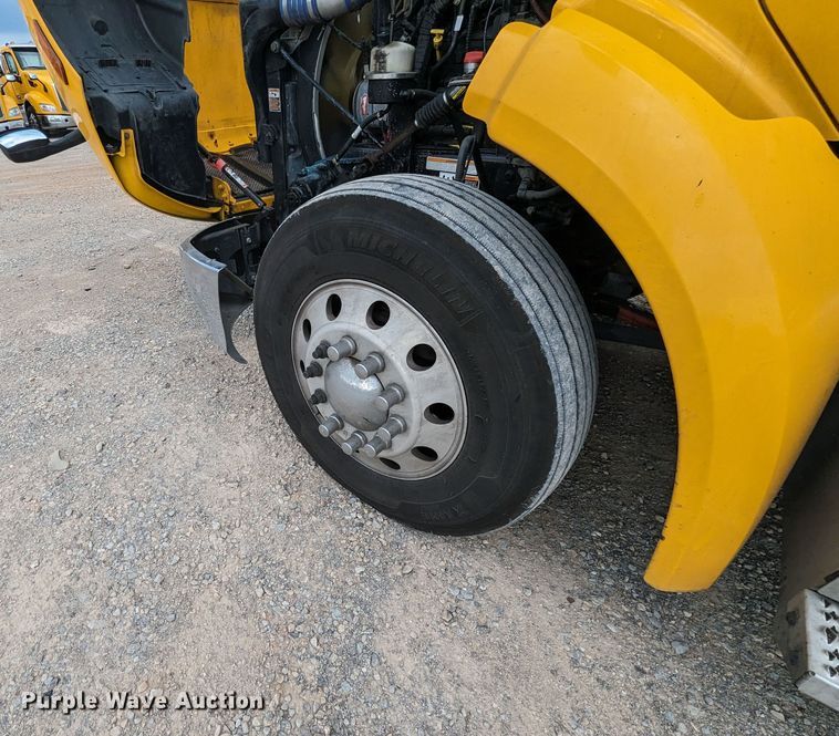 image for item MY9466 2019 Peterbilt 579  semi truck