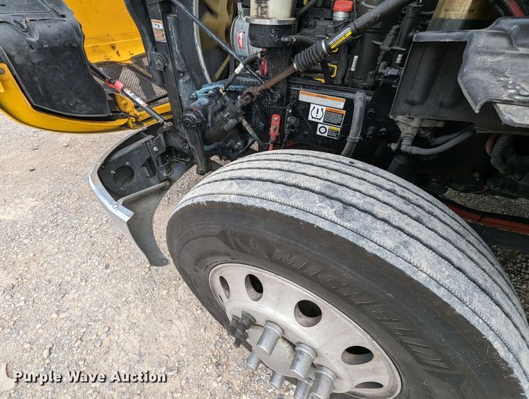 image for item MY9466 2019 Peterbilt 579  semi truck