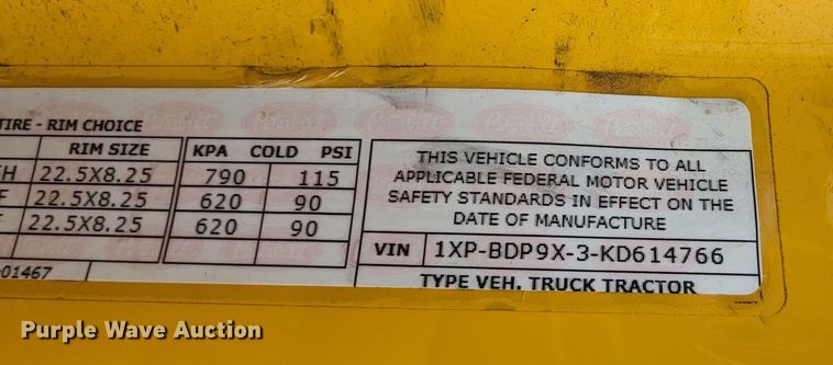 image for item MY9466 2019 Peterbilt 579  semi truck