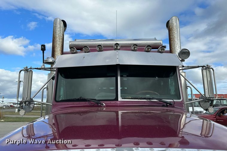 image for item NP9658 1995 Peterbilt 377  semi truck