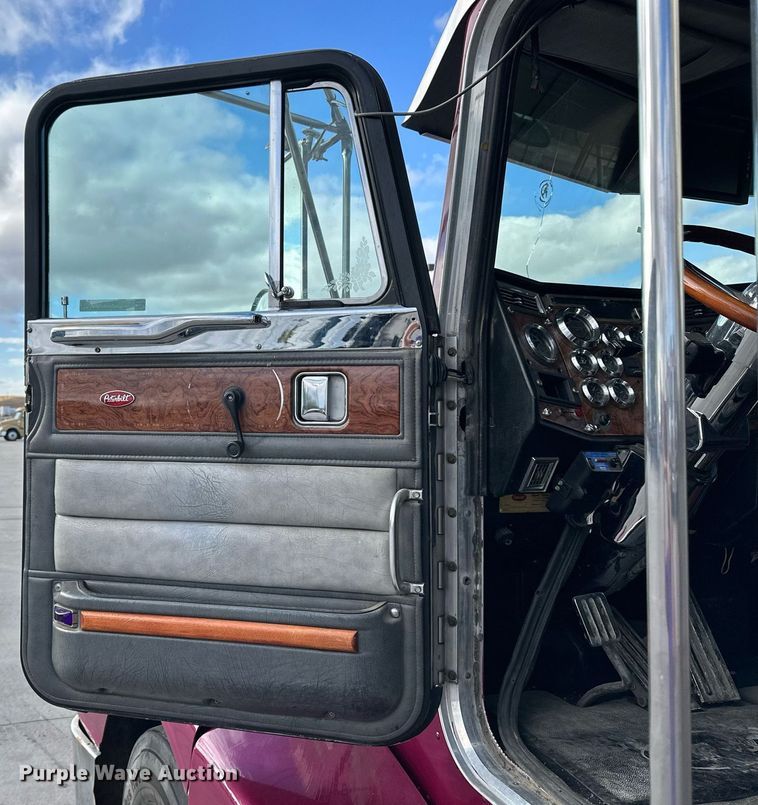 image for item NP9658 1995 Peterbilt 377  semi truck