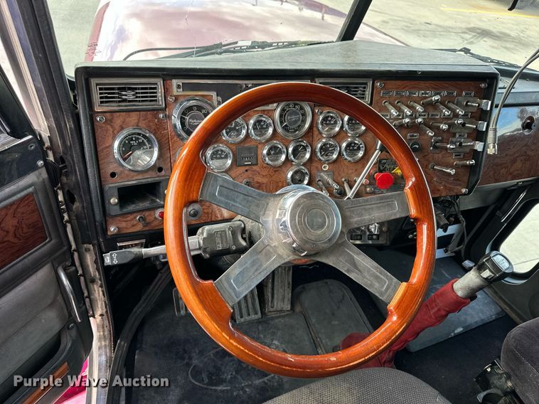 image for item NP9658 1995 Peterbilt 377  semi truck