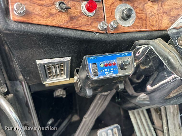 image for item NP9658 1995 Peterbilt 377  semi truck