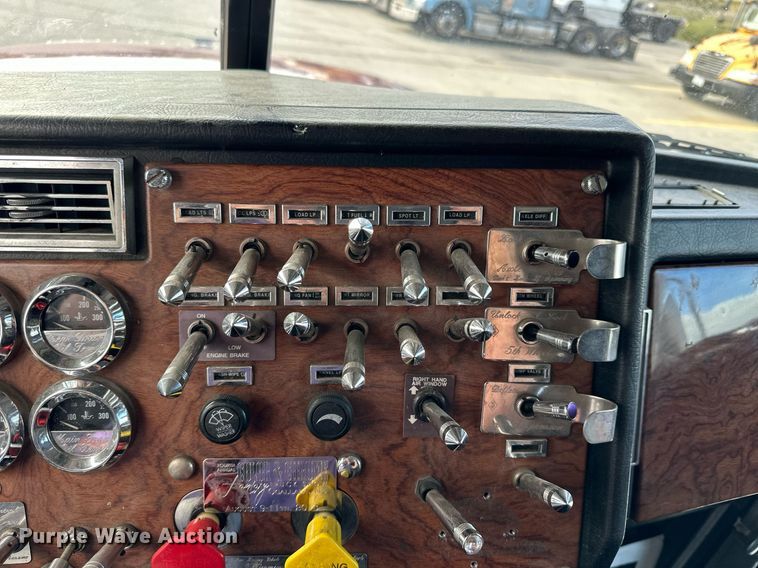 image for item NP9658 1995 Peterbilt 377  semi truck