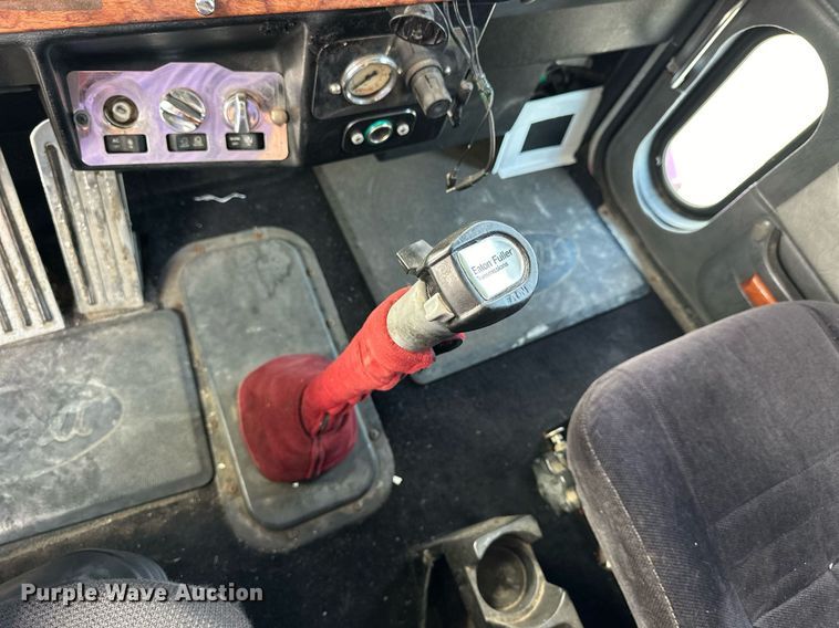 image for item NP9658 1995 Peterbilt 377  semi truck