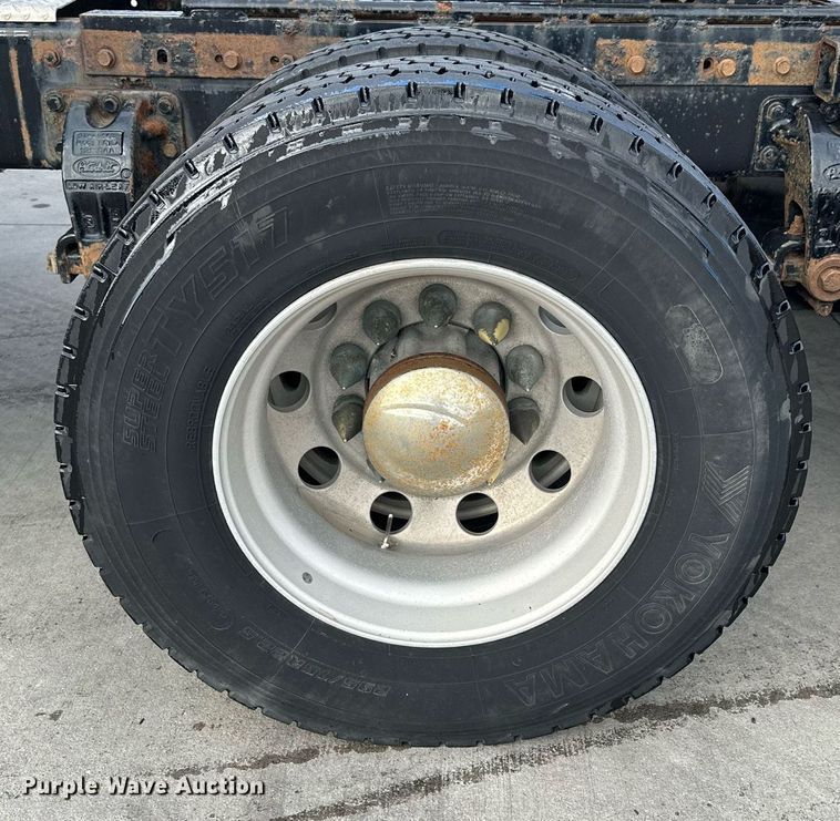 image for item NP9658 1995 Peterbilt 377  semi truck