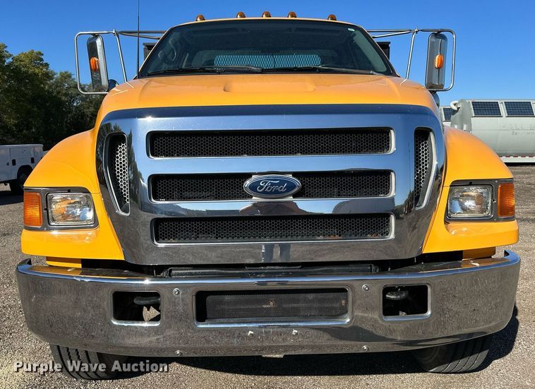 image for item NP9692 2005 Ford F650 Super Duty  flatbed truck