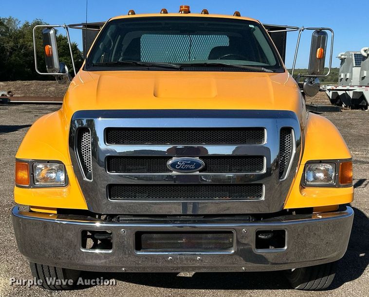 image for item NP9692 2005 Ford F650 Super Duty  flatbed truck