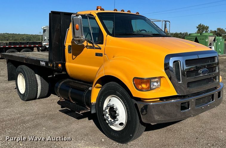 image for item NP9692 2005 Ford F650 Super Duty  flatbed truck
