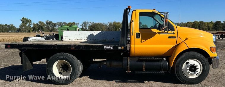 image for item NP9692 2005 Ford F650 Super Duty  flatbed truck
