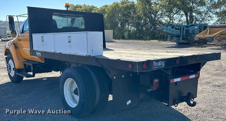 image for item NP9692 2005 Ford F650 Super Duty  flatbed truck