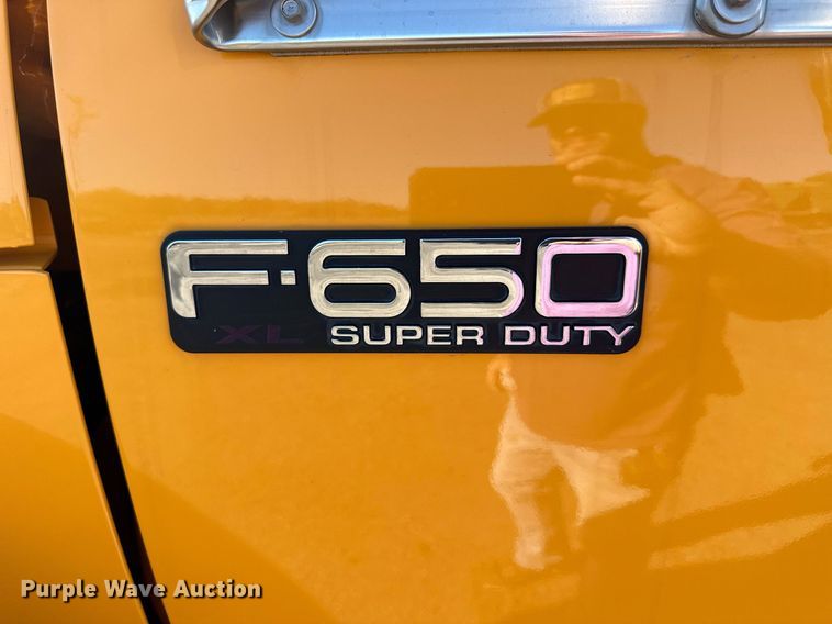 image for item NP9692 2005 Ford F650 Super Duty  flatbed truck