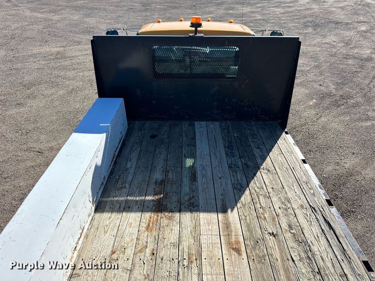 image for item NP9692 2005 Ford F650 Super Duty  flatbed truck