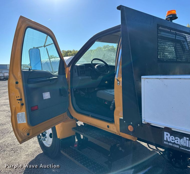 image for item NP9692 2005 Ford F650 Super Duty  flatbed truck