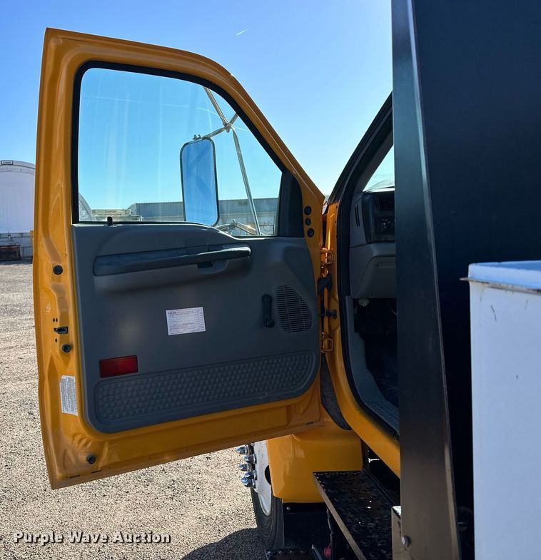 image for item NP9692 2005 Ford F650 Super Duty  flatbed truck