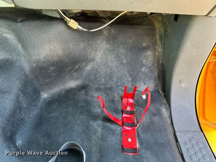 image for item NP9692 2005 Ford F650 Super Duty  flatbed truck