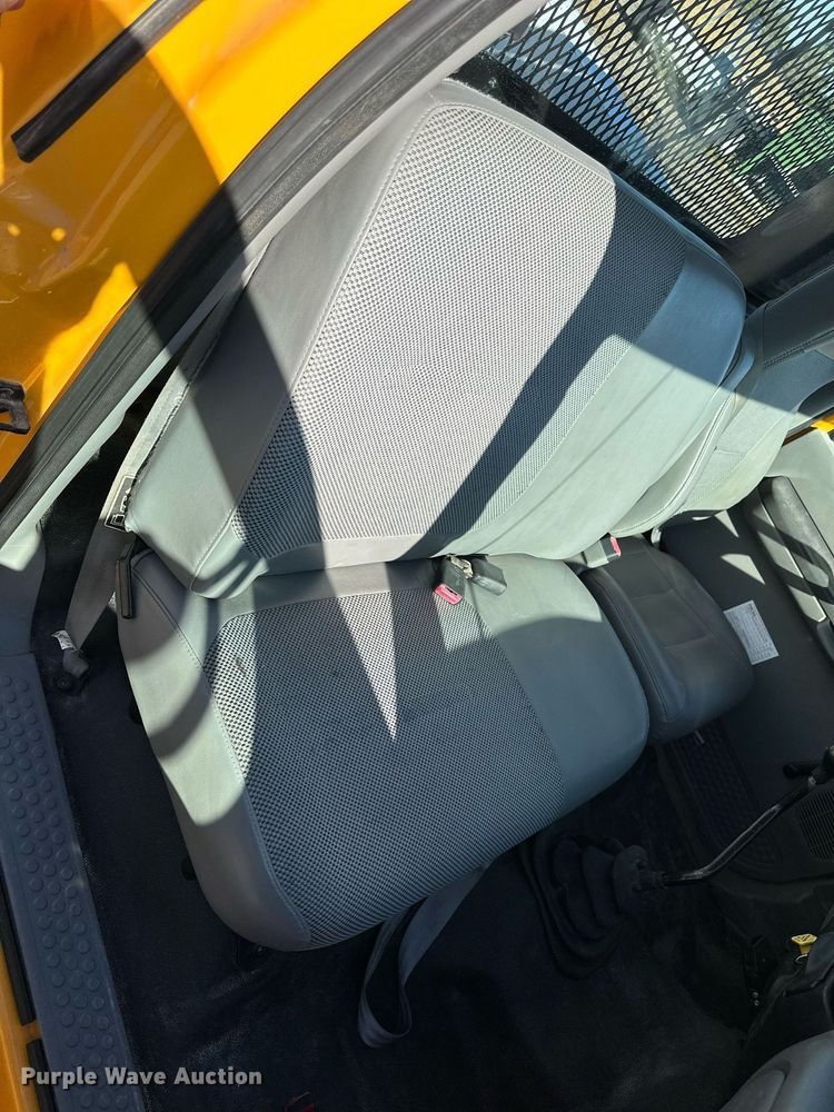 image for item NP9692 2005 Ford F650 Super Duty  flatbed truck