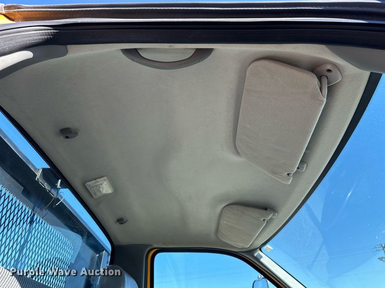 image for item NP9692 2005 Ford F650 Super Duty  flatbed truck