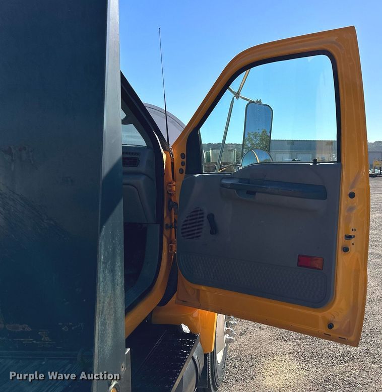 image for item NP9692 2005 Ford F650 Super Duty  flatbed truck