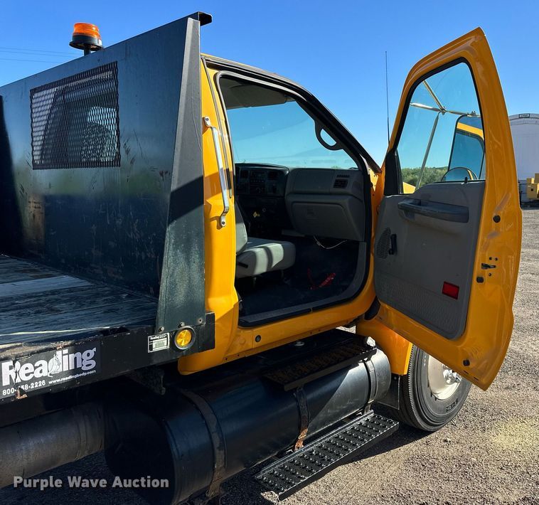 image for item NP9692 2005 Ford F650 Super Duty  flatbed truck