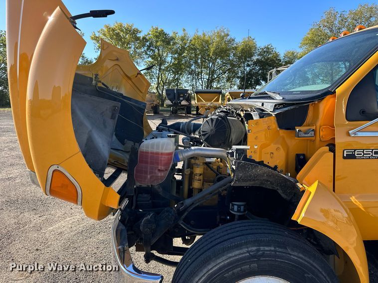 image for item NP9692 2005 Ford F650 Super Duty  flatbed truck