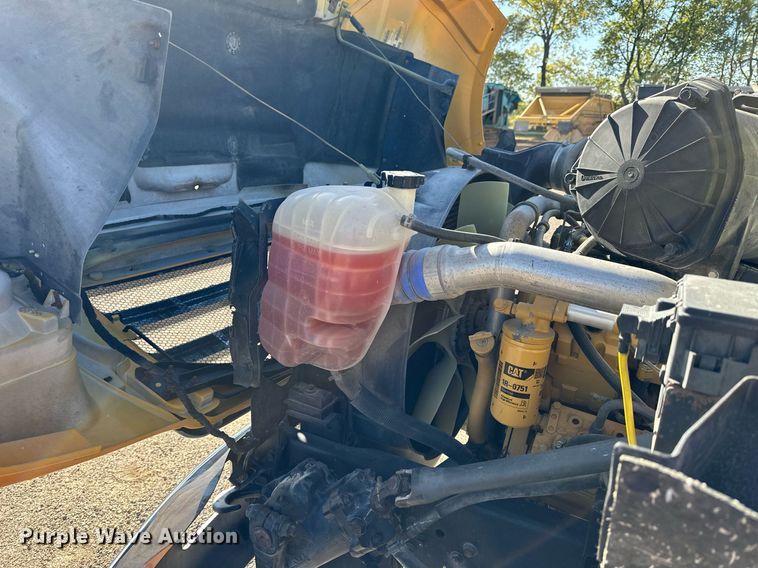 image for item NP9692 2005 Ford F650 Super Duty  flatbed truck