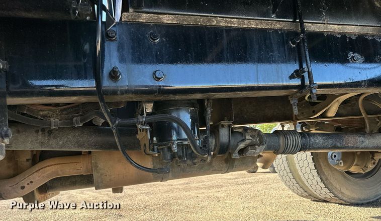 image for item NP9692 2005 Ford F650 Super Duty  flatbed truck